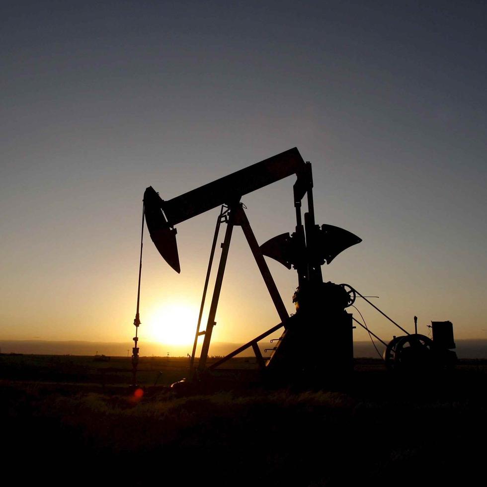Tras conocerse la decisión de la OPEP+, el petróleo intermedio de Texas (WTI), de referencia en Estados Unidos, cerró con un alza del 2.3 % y se situó en 77.62 dólares.