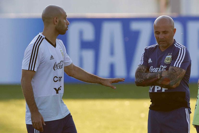 El jugador Javier Mascherano habla con el técnico Jorge Sampaoli durante un entrenamiento de Argentina. (AP)
