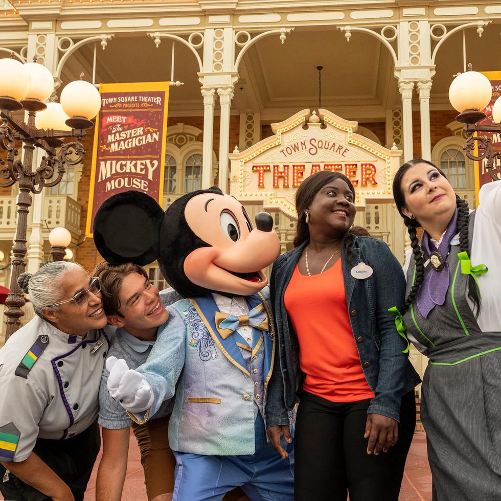 Varios empleados de Magic Kingdom posan con Mickey Mouse para celebrar el que el público ya puede hacerse fotos con los personajes en los parques, dos años después de haberse suspendido esta práctica debido a la pandemia.