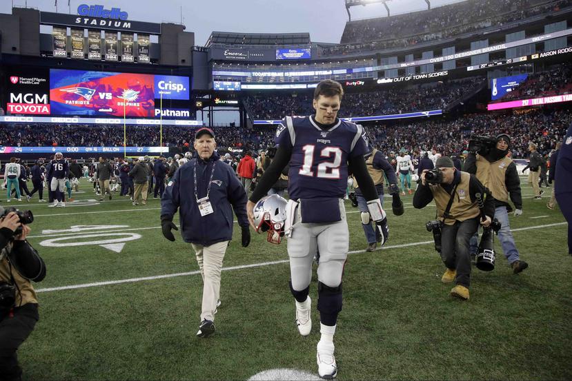 El quarterback de los Patriots de Nueva Inglaterra Tom Brady abandona el estadio tras caer ante los Dolphins de Miami. (AP / Elise Amendola)