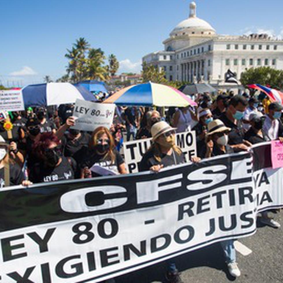 Cientos de empleados públicos marchan rumbo a la Fortaleza desde el Capitolio hasta La Fortaleza.