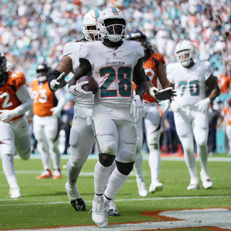 El running back De'Von Achane (28) de los Dolphins de Miami celebra tras anotar un touchdown.