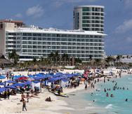 Turistas disfrutan de las playas de Cancún, en el estado de Quintana Roo, México.