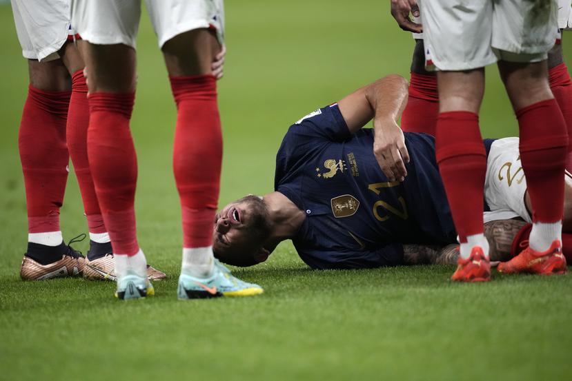 Lucas Hernández gesticula de dolor al lesionarse su rodilla durante el partido del Grupo D de la Copa Mundial de Catar, frente a Australia.