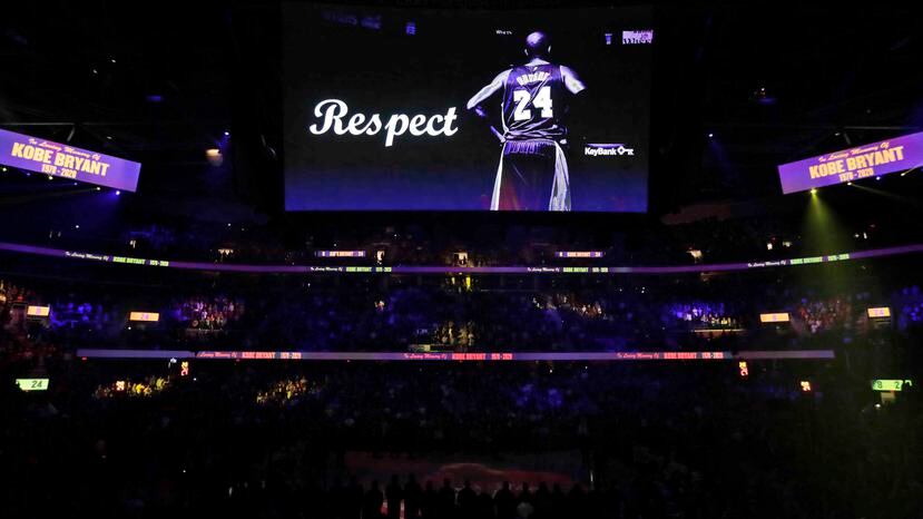La pantalla de la arena de los Cavaliers de Cleveland muestra una imagen de Kobe Bryant, el martes 28 de enero de 2020, durante un homenaje previo al partido ante los Pelicans de Nueva Orleáns. (AP)