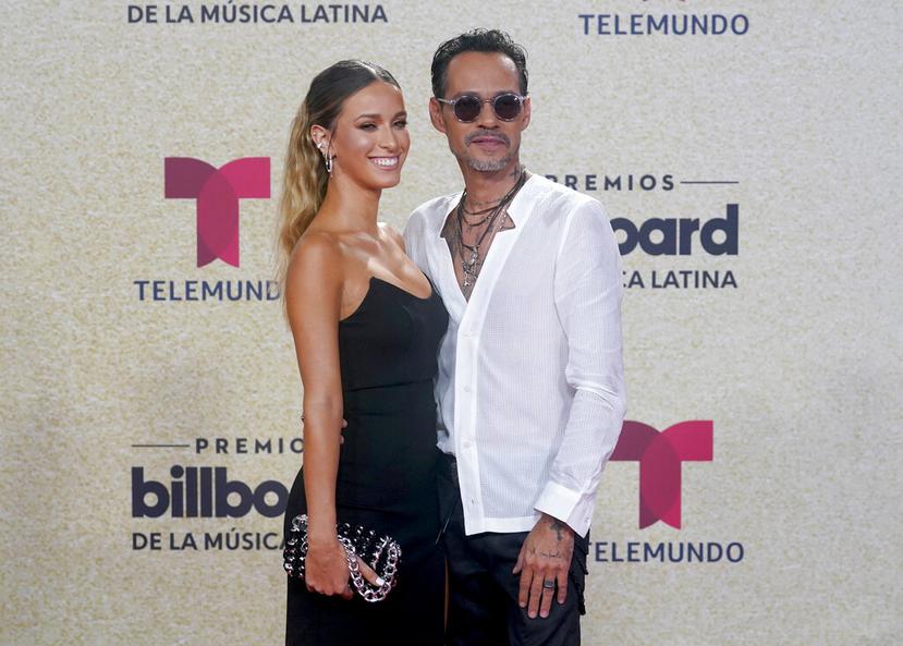 Marc Anthony, derecha, llega a los Premios Billboard de la Música Latina el jueves 23 de septiembre de 2021 en el Watsco Center en Coral Gables, Florida. (Foto AP/Marta Lavandier)