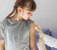 Todavía se desconoce qué tan bien funciona la vacuna contra la influenza en los niños, pero se recomienda la vacunación. (Freepik)