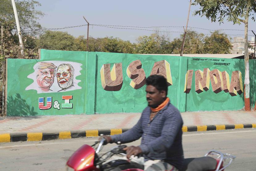 Vista de un muro con los retratos del presidente estadounidense Donald Trump y el primer ministro de la India Narendra Modi, poco antes de la visita de Trump a Ahmadabad, en la India, el 18 de febrero del 2020. (AP/Ajit Solanki)