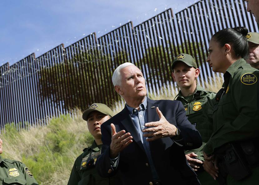 Mike Pence (centro) recorrió parte del muro fronterizo en compañía del gobernador de Arizona, Doug Ducey. (AP / Matt York)