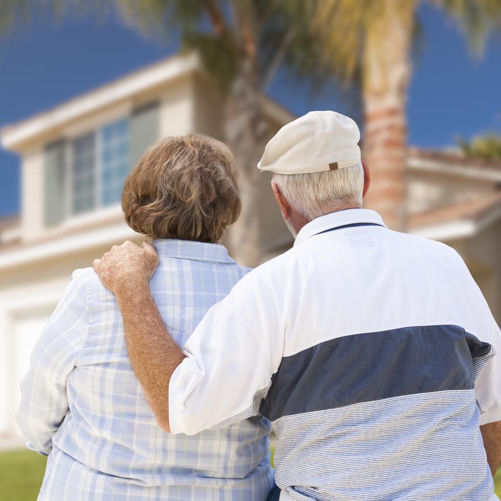 De acuerdo con datos de AARP, es recomendable que al momento de jubilarse la persona tenga un hogar y un auto saldo.