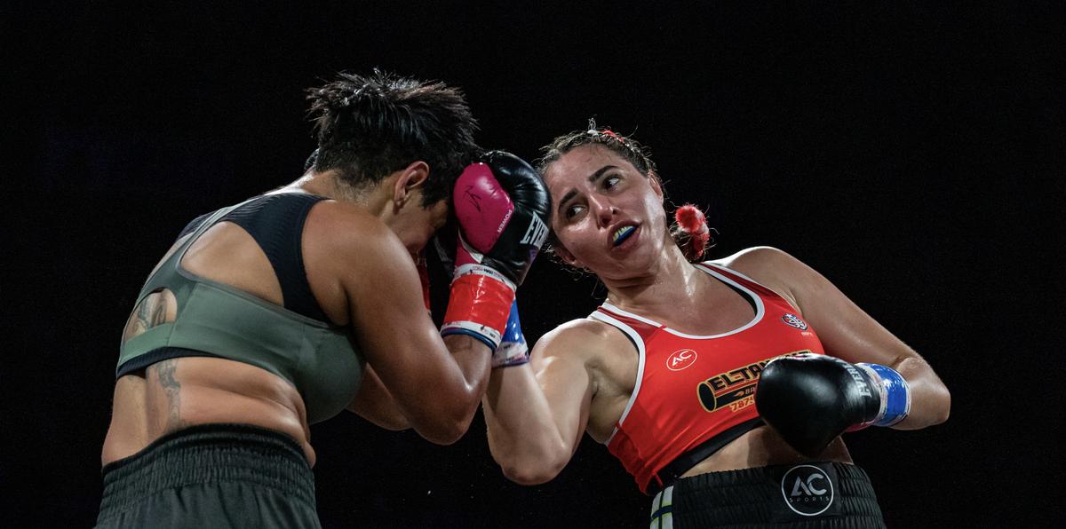 Stephanie Piñeiro (derecha) castiga a Simone Da Silva durante una pelea el 2 de diciembre de 2023 en Bayamón.