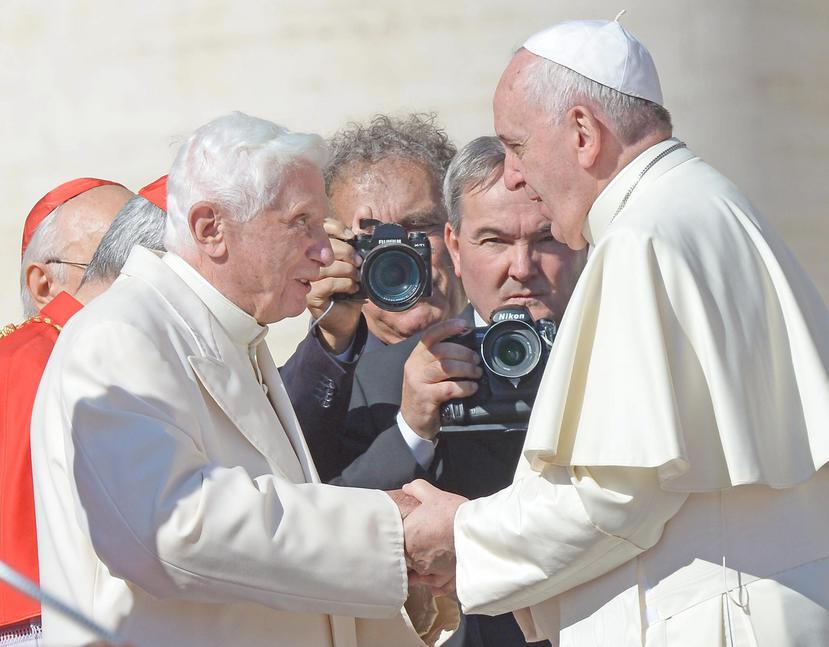 Benedicto XVI y el papa Francisco (EFE).