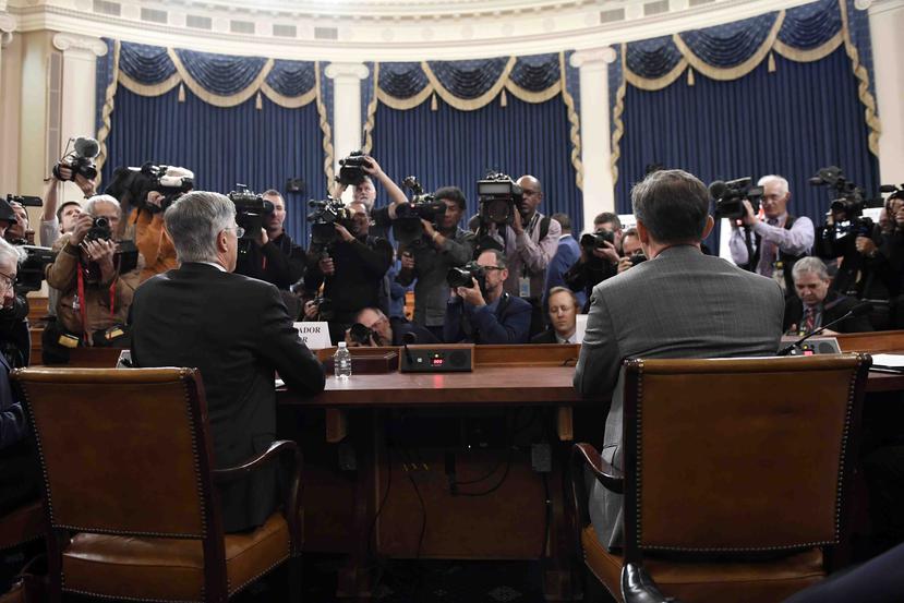 La primera audiencia pública del Comité de Asuntos de Inteligencia de la Cámara de Representantes sobre un potencial proceso de destitución en contra del presidente Donald Trump. (AP)