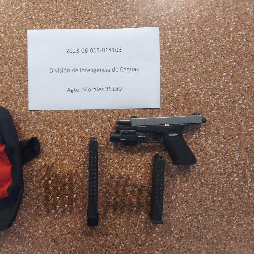 Los agentes le ocuparon al individuo una pistola Glock, modelo 22, calibre .40 color negra y gris, con aditamento para ser disparada de forma automática.