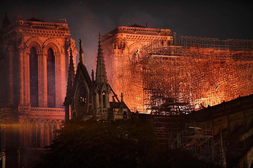 Vista general del incendio que consume el techo de la catedral de Notre Dame. (EFE)