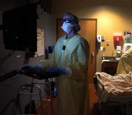 Personal sanitario examinan a una una paciente con COVID-19 en el hospital del condado Scotland, en Memphis.