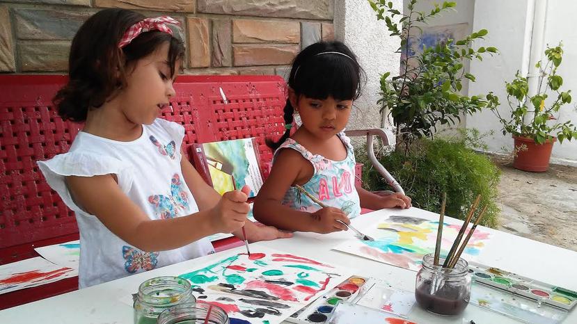 A Teresa Coleman e Indira Cruz, estudiantes de Taller Infantil, les encanta el arte. (Suministrada)