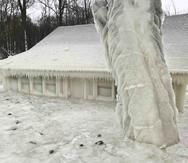 Una casa cubierta de hielo cerca del lago Ontario, en Nueva York. (Natalie Kucko / AP)