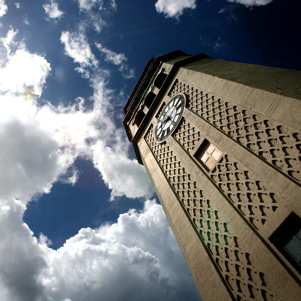 Imagen de archivo muestra la Torre de la UPR, en el Recinto de Río Piedras, entre nubes.