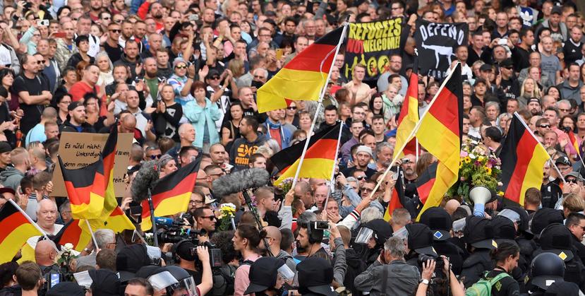 Cientos de ultraderechistas se reúnen en los alrededores de una estatua de Karl Marx, el lugar en que un hombre fue apuñalado la madrugada del pasado domingo en Chemnitz, Alemania. (EFE)