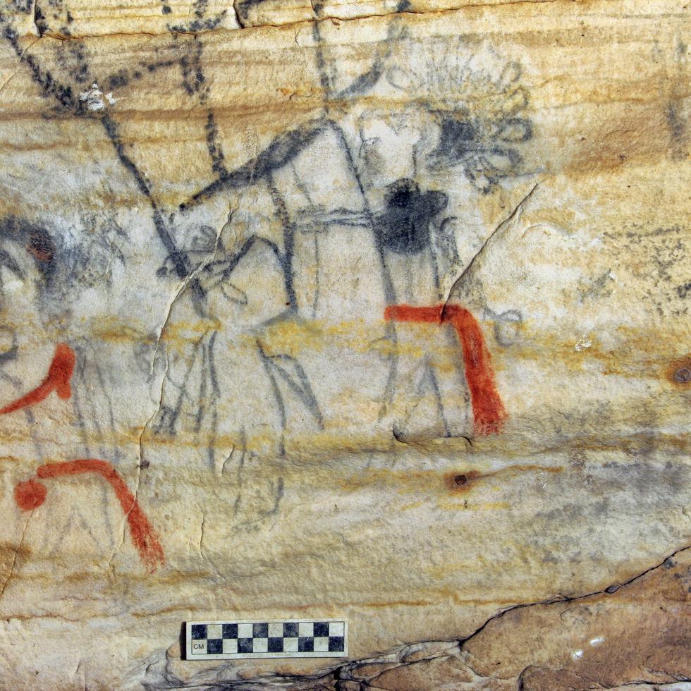 Esta fotografía sin fecha proporcionada por Alan Cressler muestra una cueva de Missouri con pinturas rupestres de hace más de 1,000 años que fue vendida en una subasta.