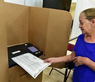Hay personas que aún tienen dudas particulares sobre el proceso que se seguirá con los votos mixtos y por candidatura bajo el sufragio electrónico, por ello, Consuelo Méndez optó por ir a practicar.