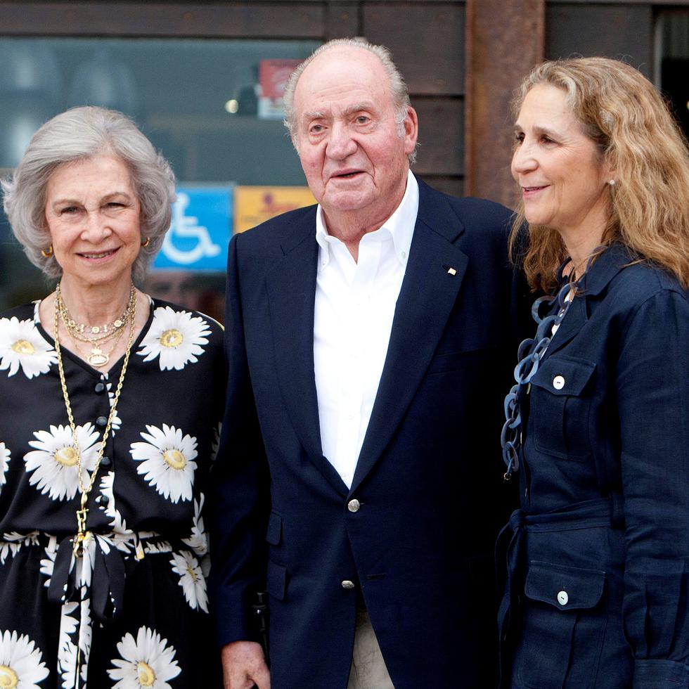 En una foto de archivo, la reina Sofía, el rey  emérito Juan Carlos de Borbón y la infanta Elena.