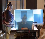Una votante ejerce su derecho al voto en un centro de votación en la iglesia metodista Lawrenceville Road United en  Tucker, Georgia.