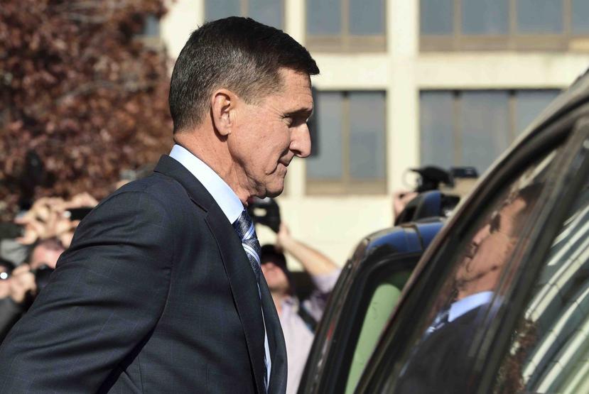 Michael Flynn, exasesor de seguridad nacional del presidente Donald Trump, parte de un tribunal federal en Washington. (AP)