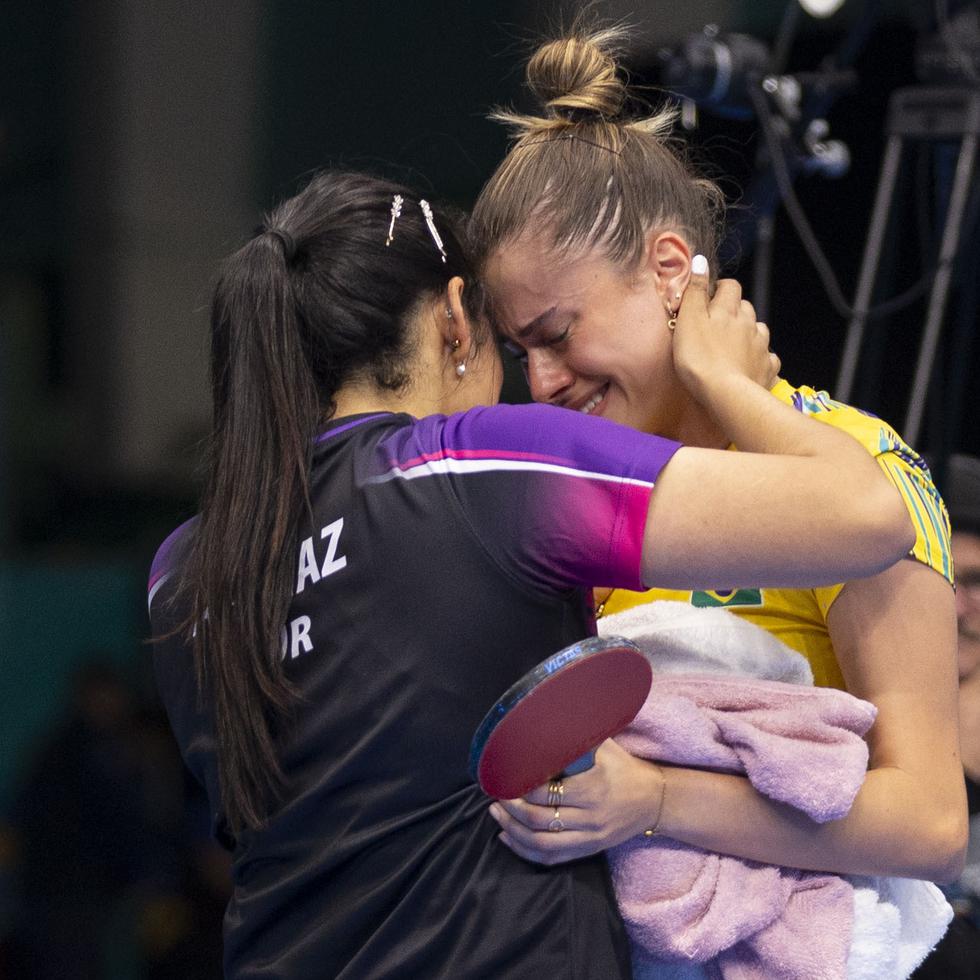 Adriana Díaz y Bruna Takahashi después de la final de tenis de mesa en sencillos femenino en los Juegos Panamericanos de Santiago 2023.