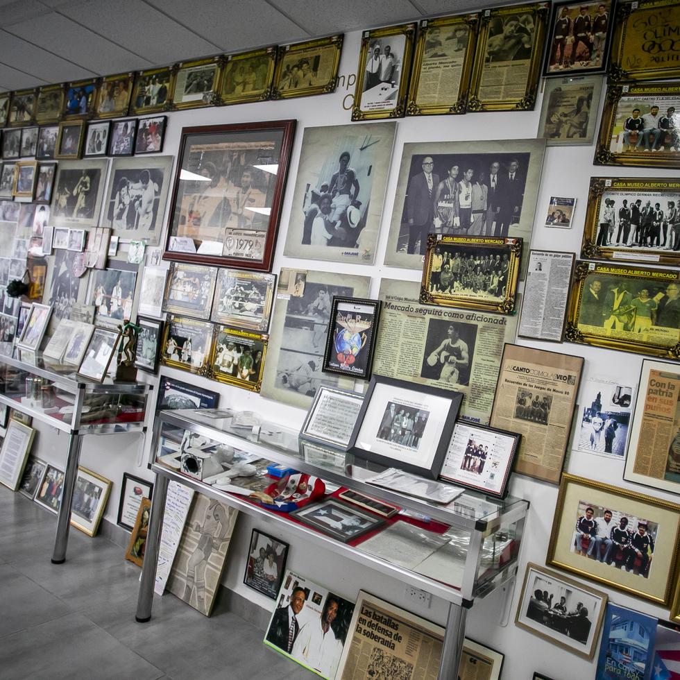 En la Casa Museo Alberto Mercado se exponen decenas de fotografías, reportajes periodísticos y los galardones que recibió el exboxeador en su carrera deportiva.