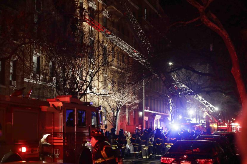 Bomberos responden a un incendio en un edificio en el barrio del Bronx, en Nueva York. (AP / Frank Franklin III)