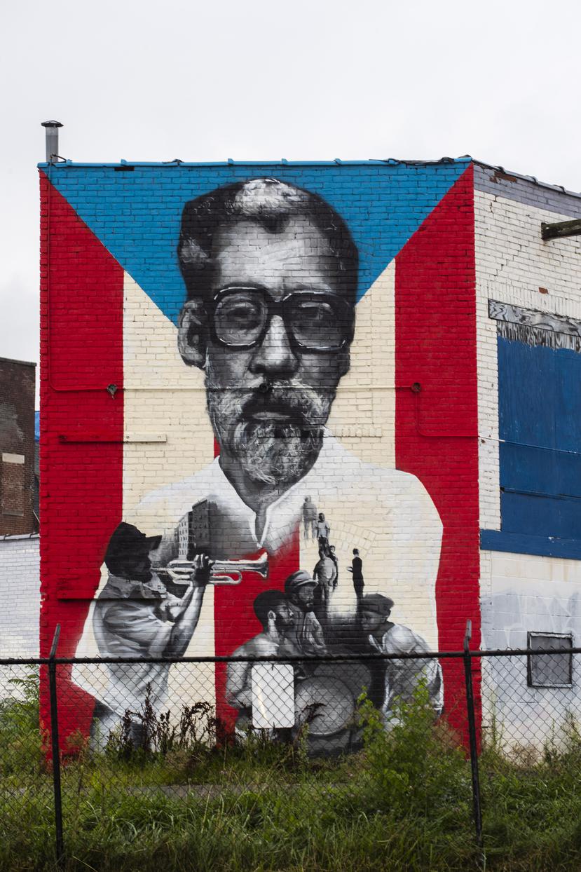 Mural de los artistas Lindaluz Carrillo and Chris Roque del fotógrafo Juan Fuentes, nombre importante para los puertorriqueños en Hartford. El mural está ubicado en los predios del San Juan Center. 
