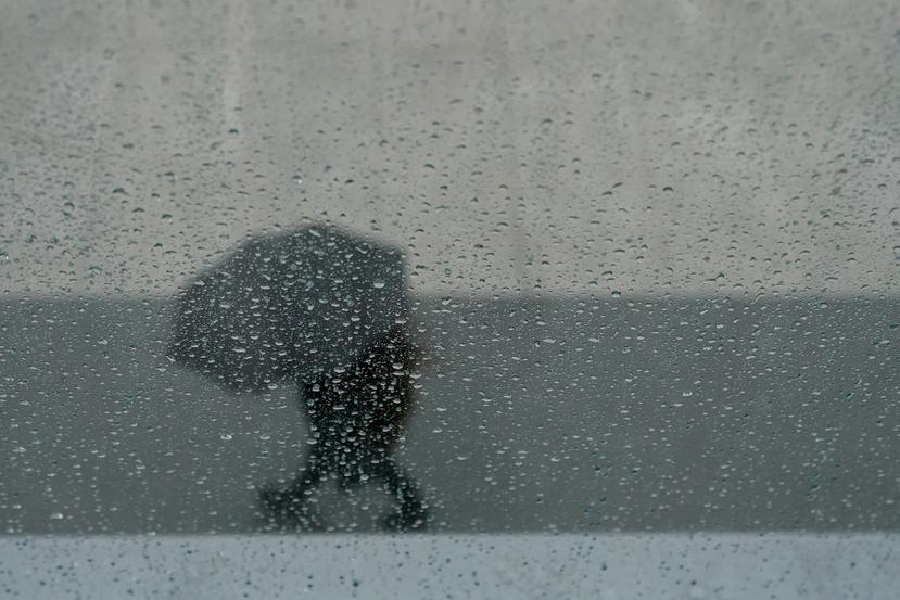 Una persona se protege con un paraguas durante una reciente tormenta en California.