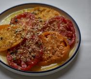 Ensalada de tomates con vinagreta de parcha y sal marina.
