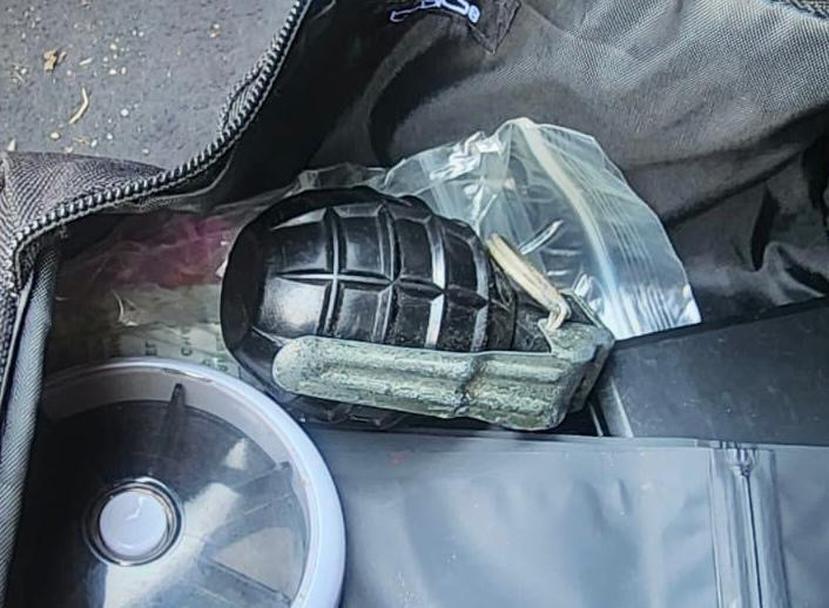 Foto suministrada por la Policía de la granada hallada en el baúl de un auto en Isabela.
