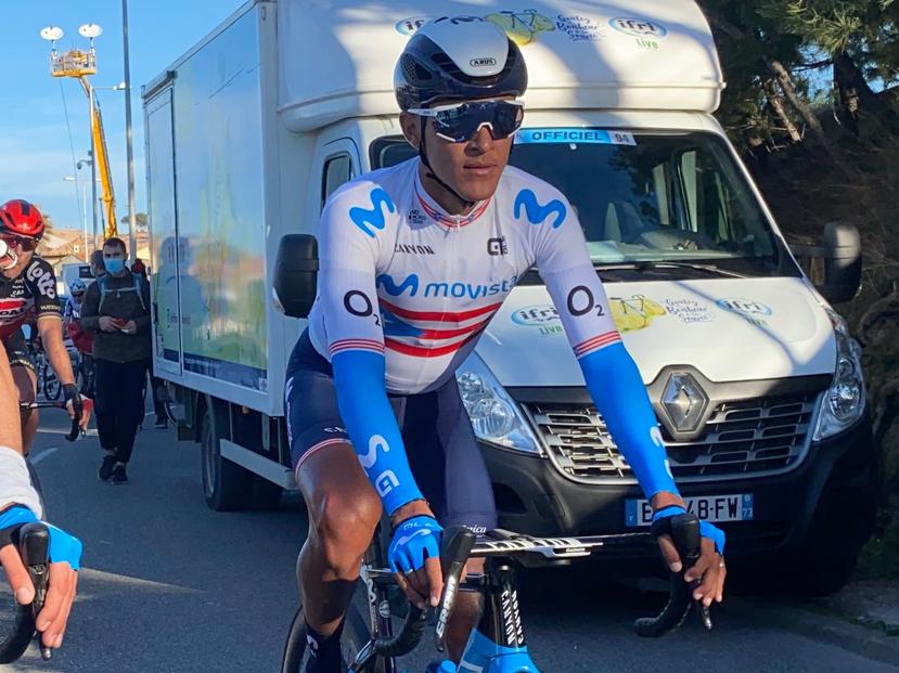 Abner González, en una foto por el equipo Movistar luego de cruzada la meta en la primera etapa del Tour de la Provence, podría regresar a la competencia en marzo.