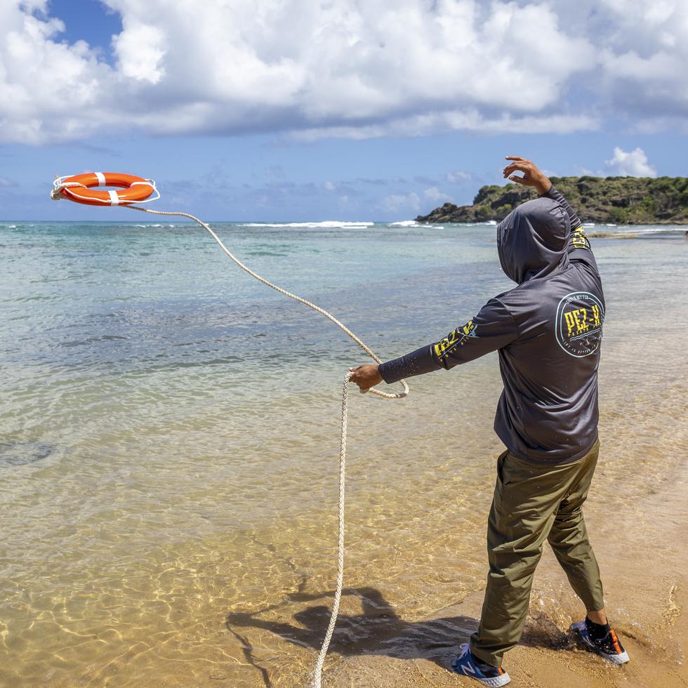 En playa Escondida, en Fajardo, el gobierno municipal instaló un salvavidas, como parte de una iniciativa de prevención de ahogamientos. En la foto, el alcalde José Aníbal “Joey” Meléndez Méndez tira el salvavidas al agua.