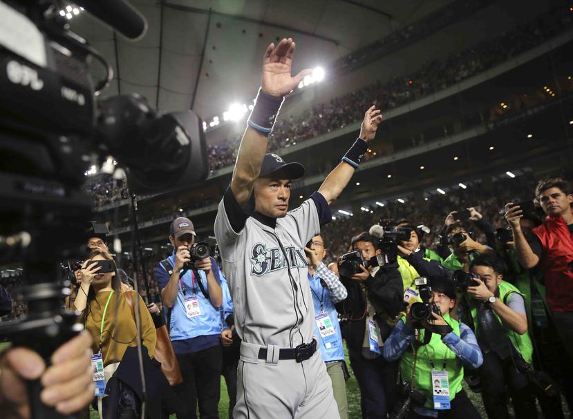 Ichiro Suzuki, uno de los mejores bateadores en la historia del béisbol, se despide de sus fanáticos. (AP)
