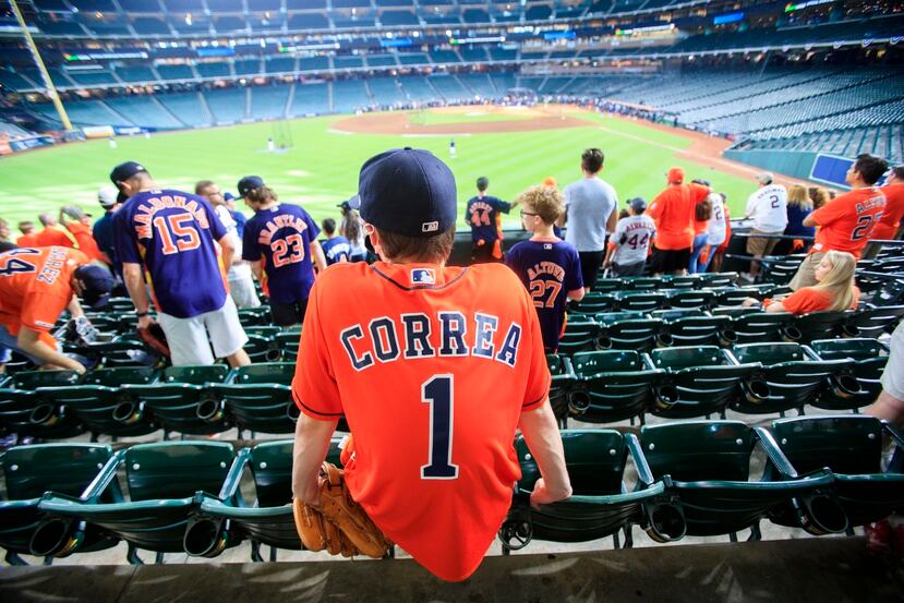 Las camisetas de Carlos Correa son una de las más vistas entre los aficionados en Houston.