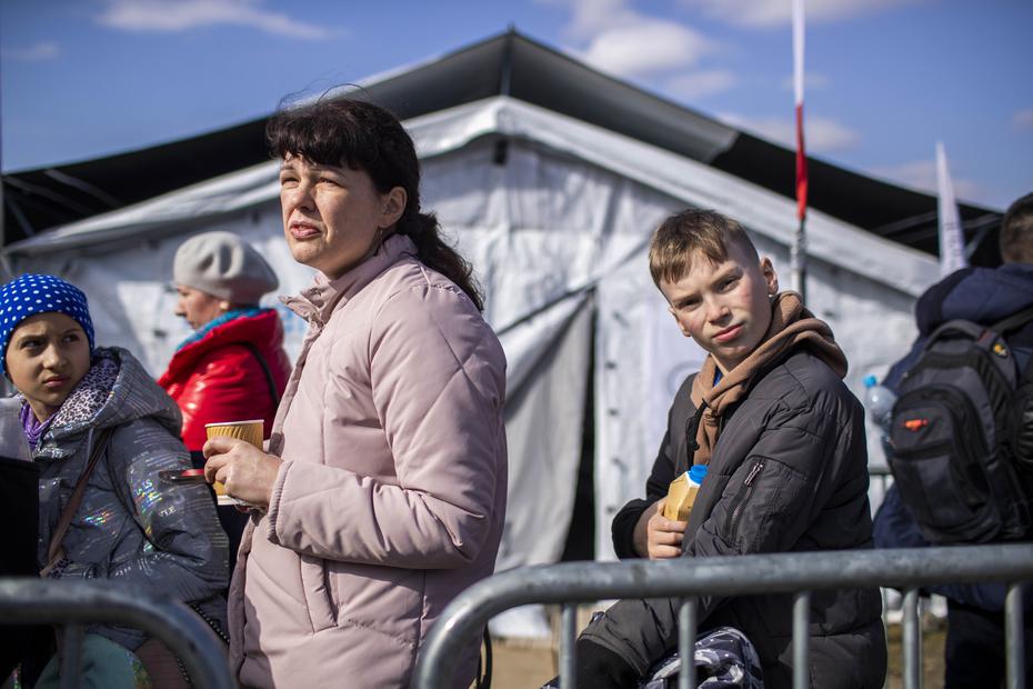 De momento, el número de ucranianos que han salido de su país a otros países por causa de la invasión rusa ya es el mayor desplazamiento humano en Europa desde la Segunda Guerra Mundial.