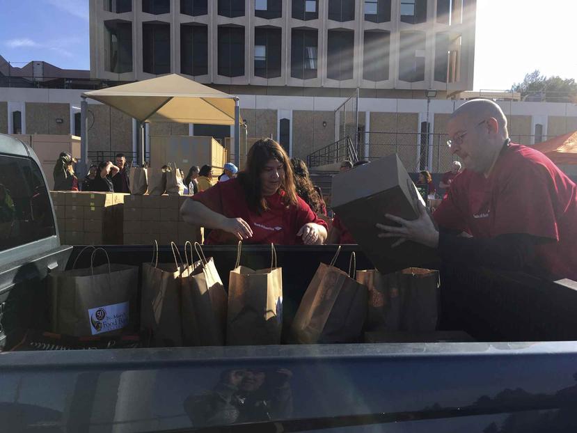 En Estados Unidos, el St. Mary's Food Bank también ha regalado comida a los empleados federales afectados. (AP)