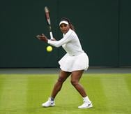 Serena Williams durante una práctica en el Centre Court previo a Wimbledon.