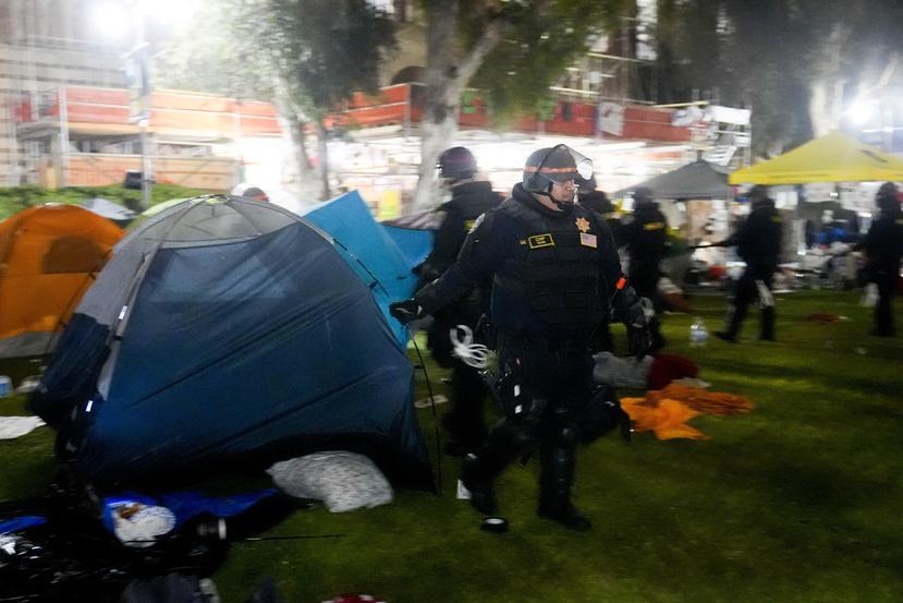 Policías entraron en UCLA para desmontar los campamentos que han establecido manifestantes propalestinos.