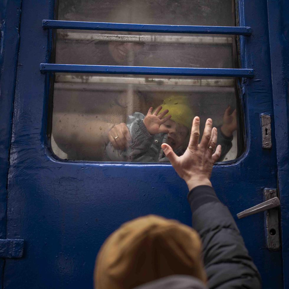 Stanislav, de 40 años, le dice adiós a su hijo David (2) y a su esposa Anna (35), en un tren que parte a Lviv desde la estación de tren de Kiev, capital de Ucrania. Stanislav decidió quedarse en la capital para enfrentar a los rusos, mientras su familia busca refugio en un país vecino.