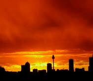 Imagen de archivo fechada el 17 de junio de 2003 en la que se ve la silueta de los rascacielos de Sidney en contraste con una brillante puesta de sol.