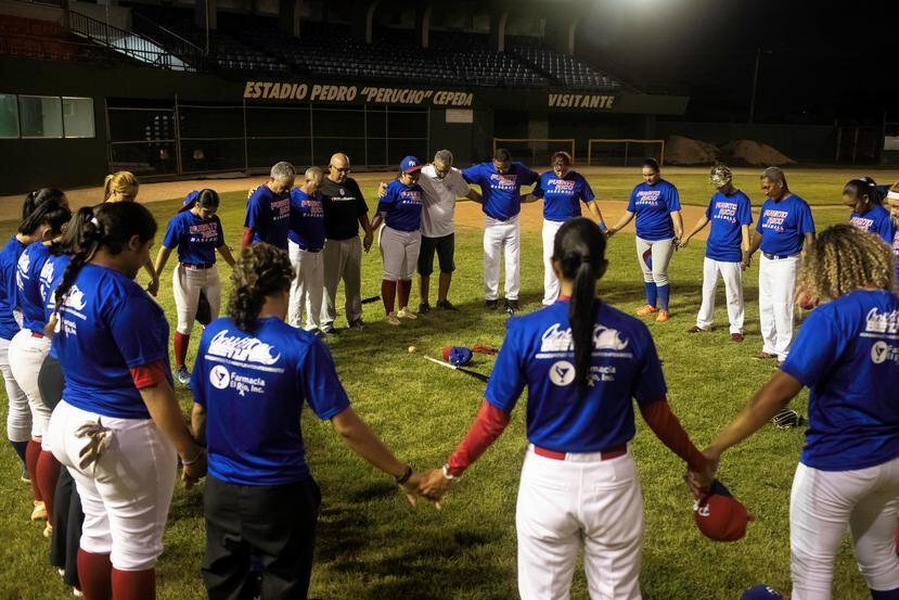 Las integrantes de la Selección y el cuerpo de coaches realizan una oración durante una práctica reciente.
