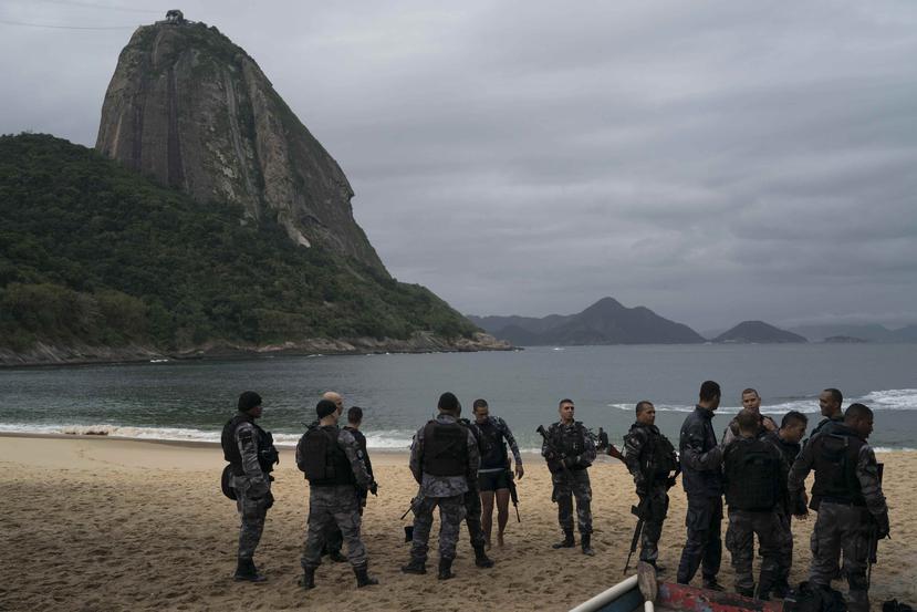 Varios policías armados en la plata Roja en el barrio de Urca de Río de Janeiro, Brasil. (AP)