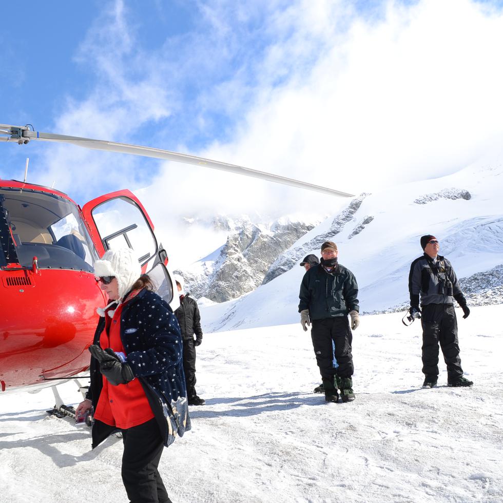 Puedes disfrutar de una excursión en helicóptero y aterriza en un glaciar en Alaska.