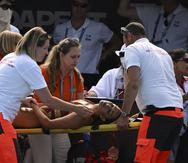 Anita Álvarez, de Estados Unidos, recibe atención médica en la piscina durante el Mundial de Natación en Hungría.